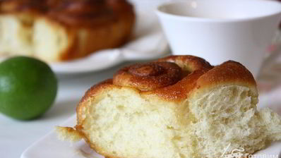 сахарные булочки с медовой глазурью roul au miel