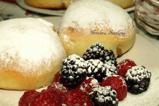 Сдобные булочки с изюмом