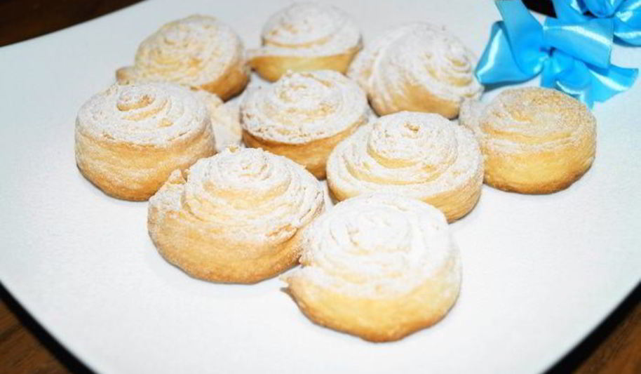 Рецепт творожных булочек-завитушек с сахарной пудрой