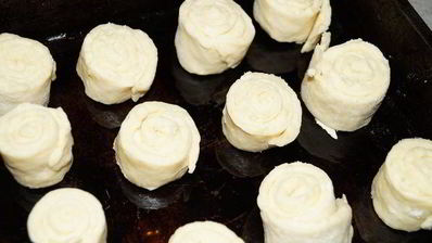 творожные булочки-завитушки с сахарной пудрой