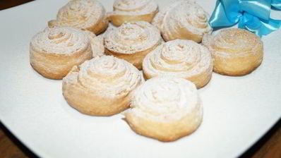 творожные булочки-завитушки с сахарной пудрой