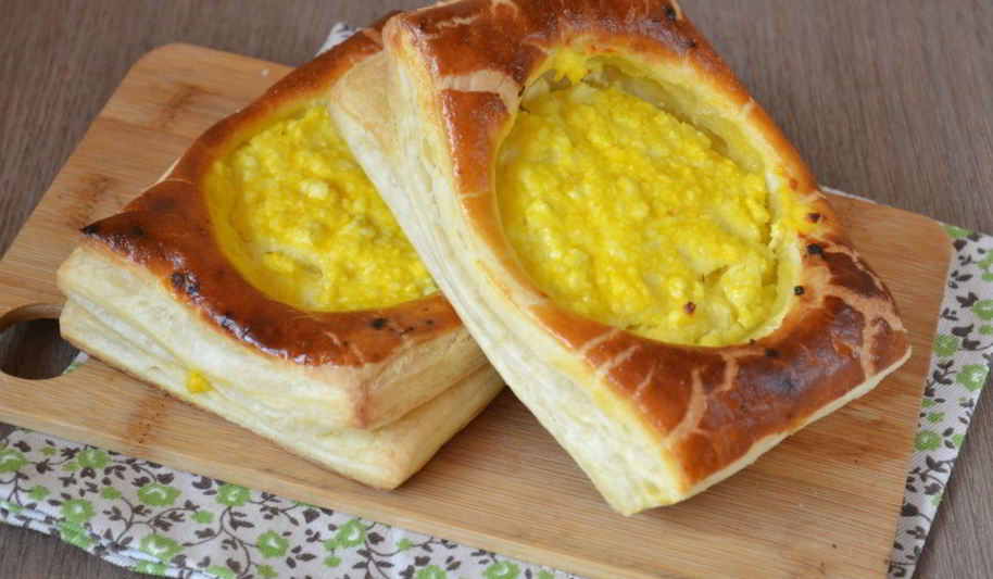 Рецепт ватрушек из слоеного бездрожжевого теста