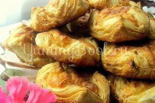 Ватрушки из слоеного дрожжевого теста