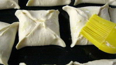 ватрушки из слоеного дрожжевого теста