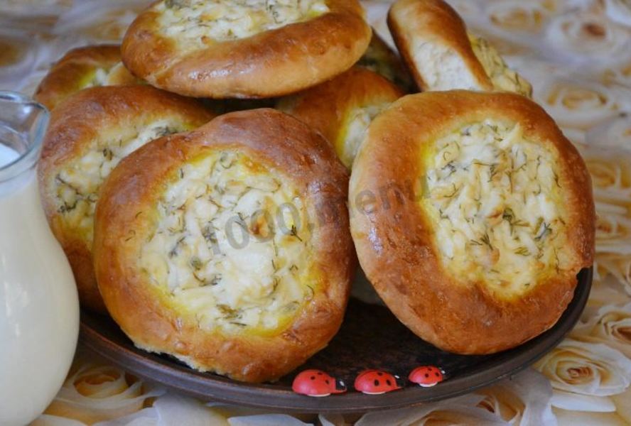 Ватрушки с копченым сыром и укропом из дрожжевого теста