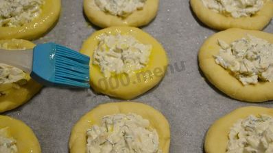 ватрушки с копченым сыром и укропом из дрожжевого теста