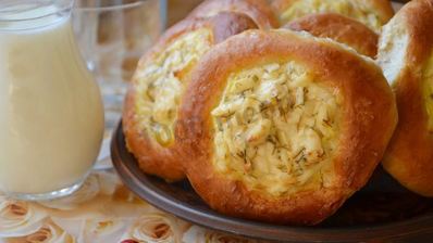ватрушки с копченым сыром и укропом из дрожжевого теста