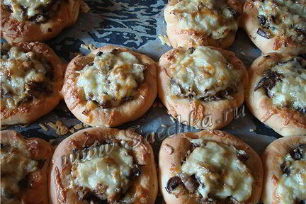 Ватрушки с курицей и грибами