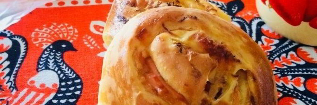 Закусочные булочки с ветчиной, капустой и грушей