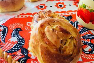 Закусочные булочки с ветчиной, капустой и грушей