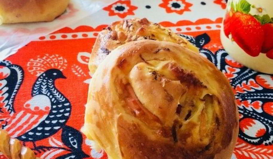 Рецепт закусочных булочек с ветчиной, капустой и грушей