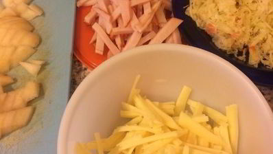 закусочные булочки с ветчиной, капустой и грушей