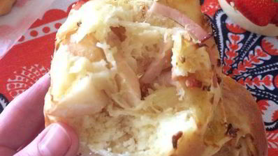 закусочные булочки с ветчиной, капустой и грушей