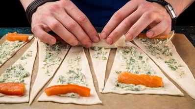 закусочные мини-круассаны с красной рыбой