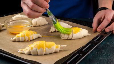 закусочные мини-круассаны с красной рыбой