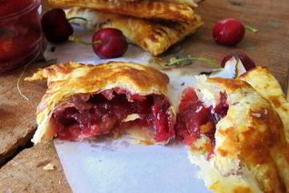 Быстрые слойки с вишневой начинкой