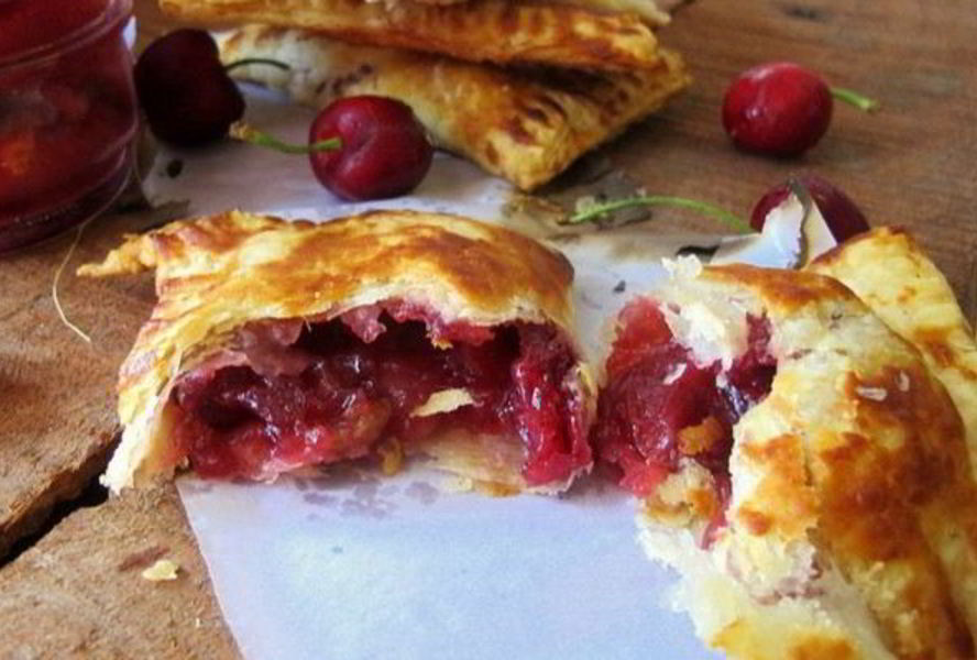 Быстрые слойки с вишневой начинкой