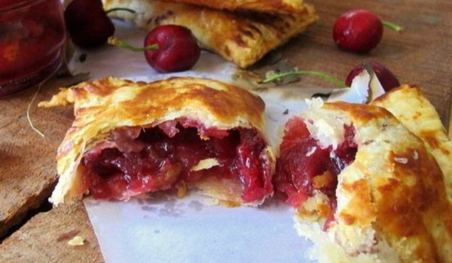 Рецепт быстрых слоек с вишневой начинкой
