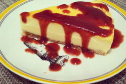 Чизкейк с клубничным соусом
