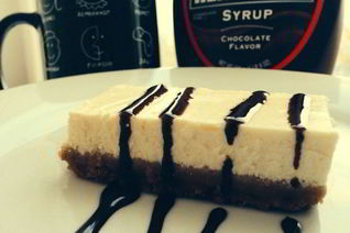 Легкий чизкейк с шоколадным соусом