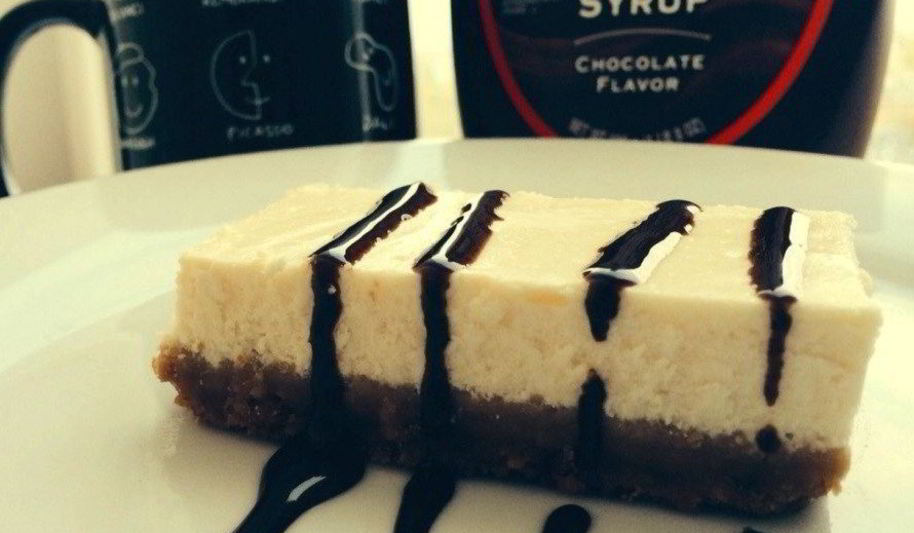 Рецепт легкого чизкейка с шоколадным соусом