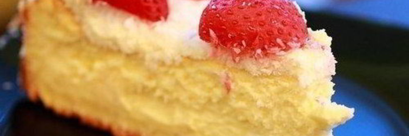 Лимонный чизкейк с клубникой и кокосом