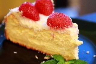 Лимонный чизкейк с клубникой и кокосом