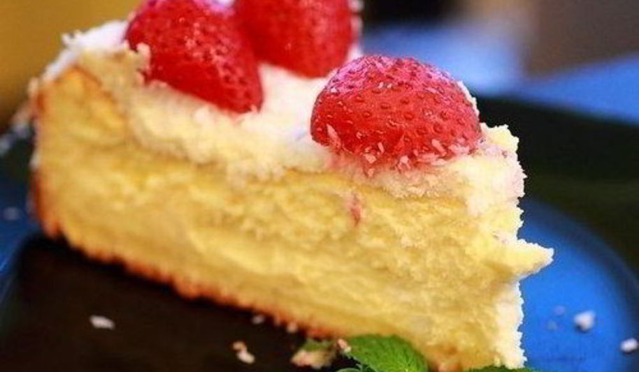 Рецепт лимонного чизкейка с клубникой и кокосом