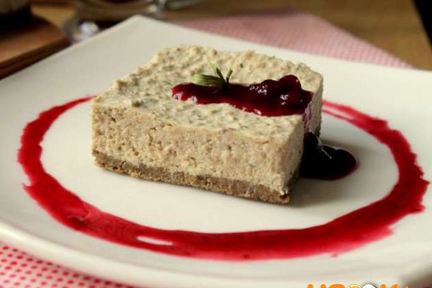 Мясной чизкейк с соусом из брусники