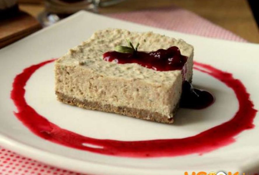 Мясной чизкейк с соусом из брусники