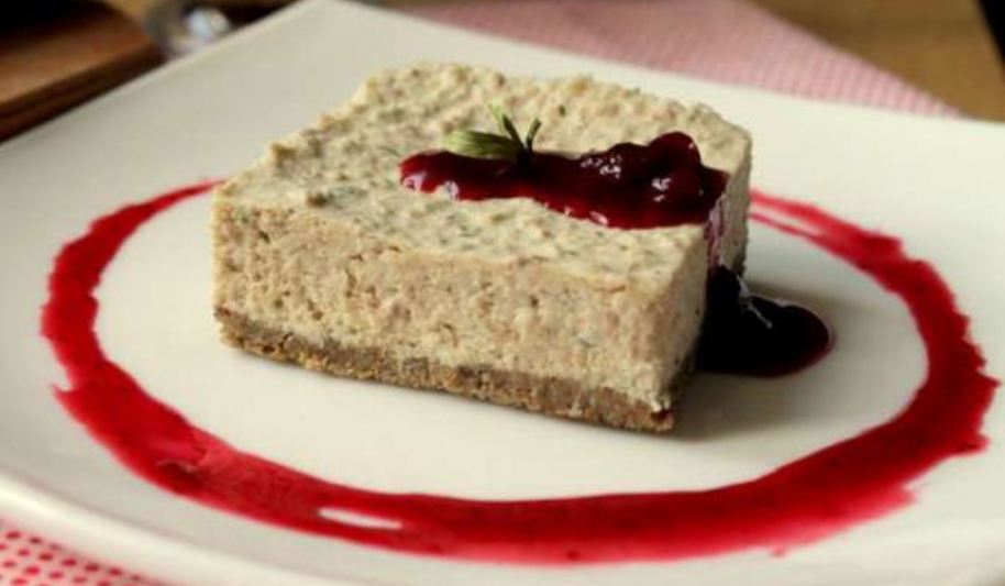 Рецепт мясного чизкейка с соусом из брусники