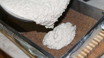 мясной чизкейк с соусом из брусники