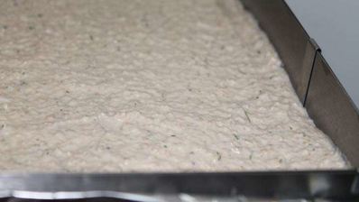 мясной чизкейк с соусом из брусники