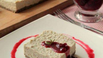 мясной чизкейк с соусом из брусники