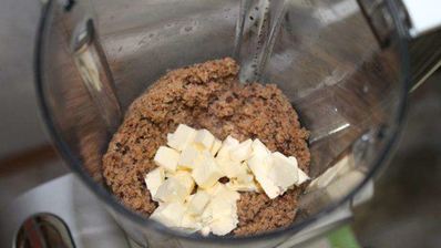 мясной чизкейк с соусом из брусники