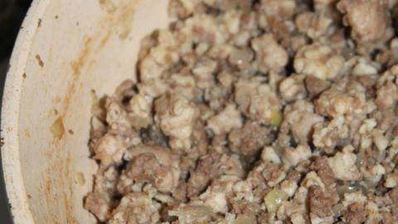 мясной чизкейк с соусом из брусники