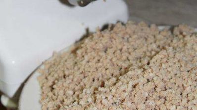 мясной чизкейк с соусом из брусники