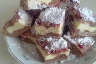 Шоколадно-творожный брауни-чизкейк с ягодами