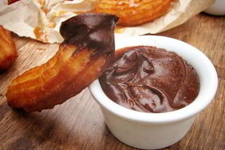 Чуррос с шоколадным соусом по-домашнему