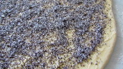 дрожжевые рулеты с маком и корицей