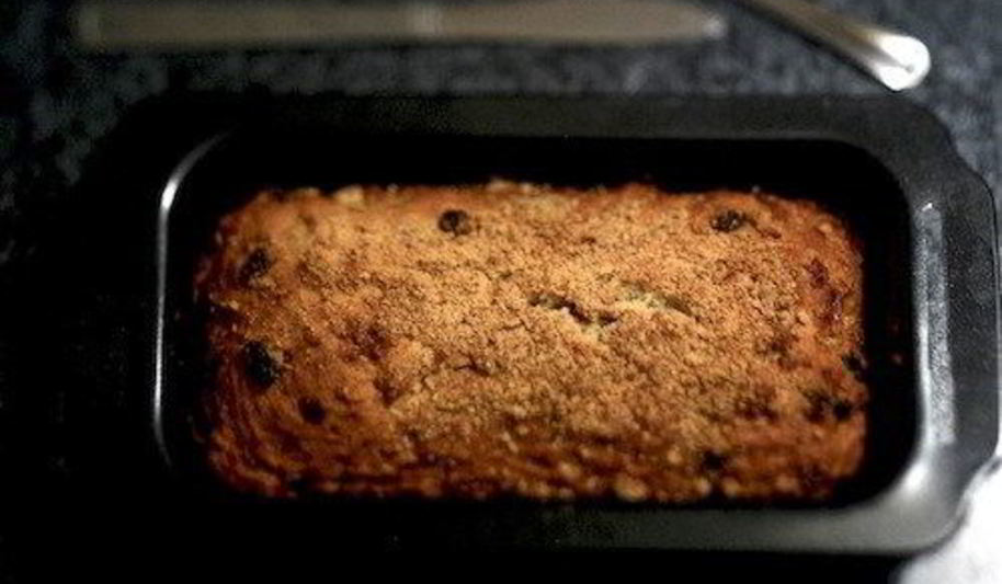Рецепт бананового кекса с изюмом и миндалем
