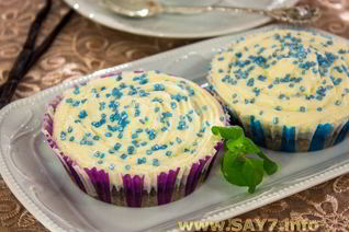 Черемуховые кексы со сливочным кремом