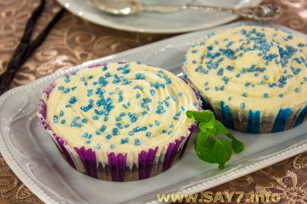 Черемуховые кексы со сливочным кремом