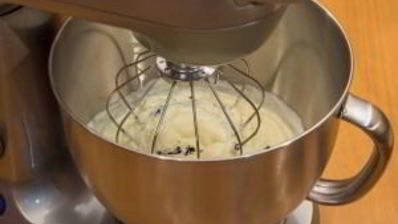 черемуховые кексы со сливочным кремом