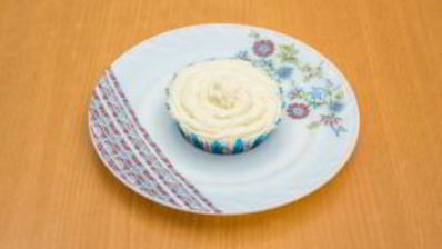 черемуховые кексы со сливочным кремом