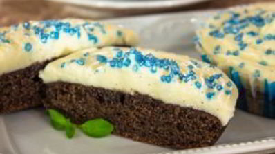 черемуховые кексы со сливочным кремом