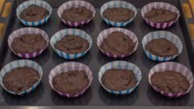 черемуховые кексы со сливочным кремом