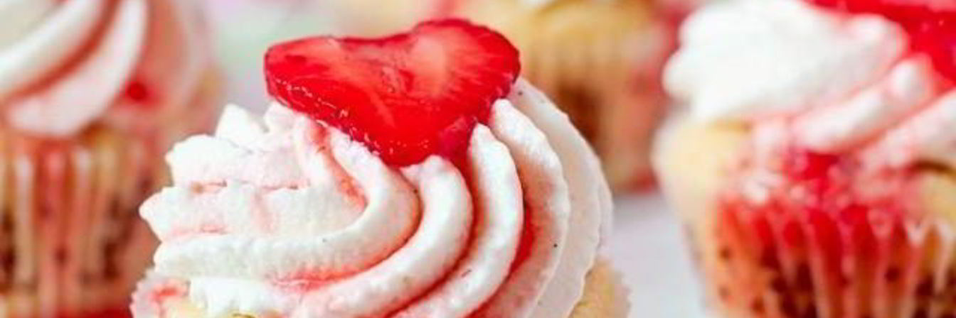 Капкейки с клубничным мороженым и кремом