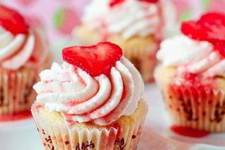 Капкейки с клубничным мороженым и кремом