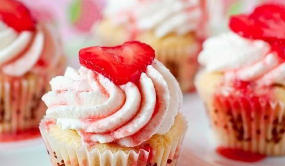 Рецепт капкейков с клубничным мороженым и кремом